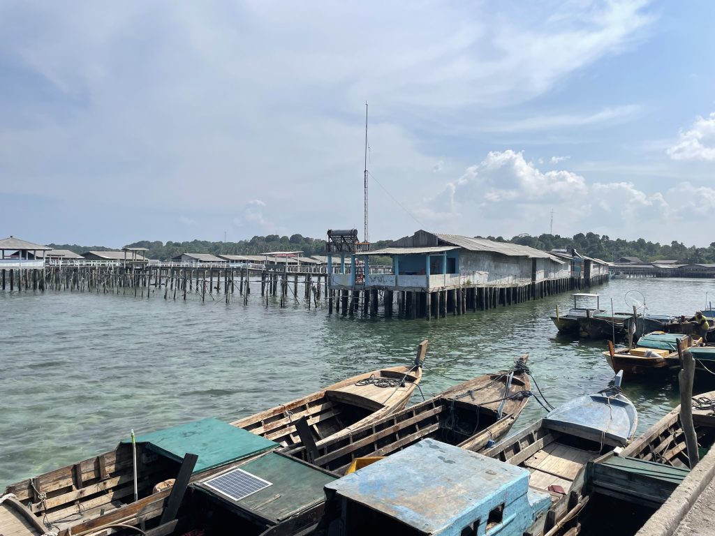 "Kelong tradisional di Bintan yang berdiri di atas laut, digunakan sebagai tempat menangkap ikan dan wisata kuliner"