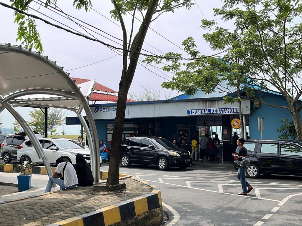 Sopir profesional Luxury Transport Bintan menjemput wisatawan di Pelabuhan Sri Bintan Pura